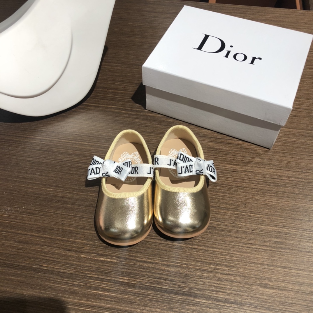 Children's shoes child
